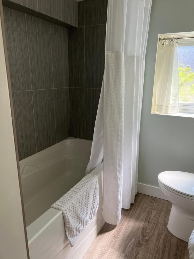 Quaint 1 Bedroom Lower Suite In Victoria, Bc 外观 照片